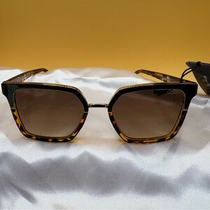 Quay Stylish Tortoise Shell Sunglasses